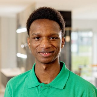 Ansprechpartner Idrissa Nala – Heinz Tesch Sylt Mitarbeiterportrait von Idrissa Nala bei Heinz Tesch Sylt
