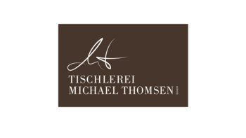 Ein elegantes Logo mit dem Schriftzug 'Tischlerei Michael Thomsen' auf einem dunklen Hintergrund, das Handwerkskunst symbolisiert.