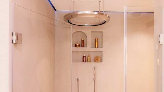 Modernes Luxusbad mit Designbeleuchtung und Regendusche