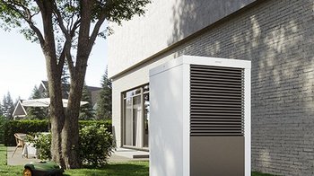 Eine Waermepumpe die im Garten montiert ist