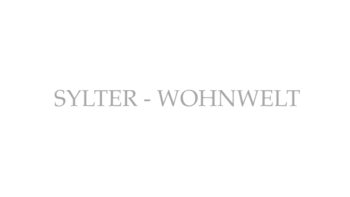 Der Schriftzug 'SYLTER - WOHNWELT' in eleganter, grauer Schrift auf hellem Hintergrund vermittelt ein modernes Wohngefühl.