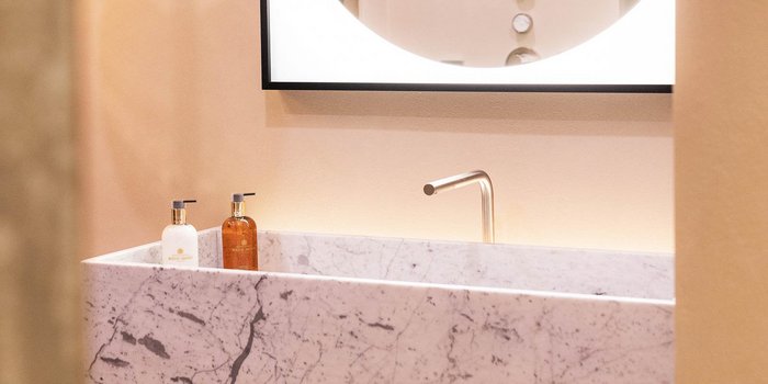 Moderner Waschplatz mit hochwertigen Materialien bei Heinz Tesch