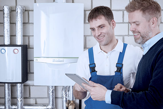 Stellenangebot als Anlagenmechaniker für Sanitär-, Heizungs- und Klimatechnik (m/w/d) bei Heinz Tesch auf Sylt Mitarbeiter erklären eine neu installierte Anlage